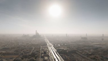 Uzaktan kumandalı KAFD 'ın sabahki puslu görüntüsü. İnsansız hava aracı Riyad Kralı Abdullah Finans Bölgesi KAFD 'nin yumuşak bir sabah sisi içinde büyüleyici bir görüntüsünü yakaladı. Sabah erkenden yağmur yağar