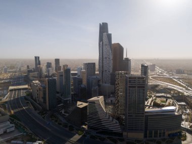 Sabaha karşı KAFD 'ın insansız hava aracı görüntüsü. Suudi Arabistan Riyad. İnsansız hava aracı Riyad Kralı Abdullah Finans Bölgesi KAFD 'nin yumuşak bir sabah sisi içinde büyüleyici bir görüntüsünü yakaladı. Sabah erkenden yağmur yağar