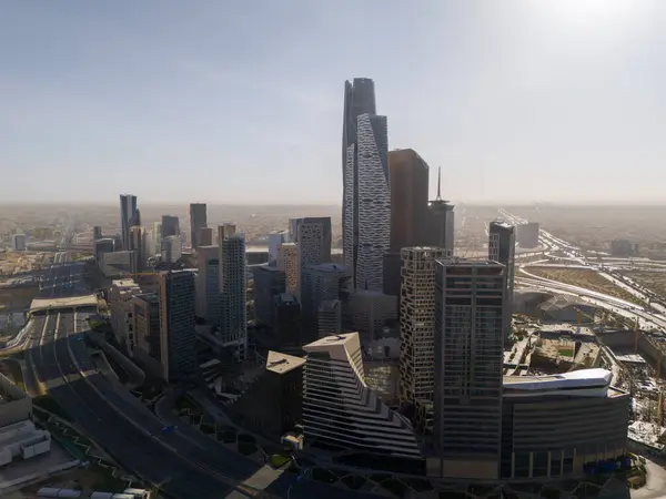 Sabaha karşı KAFD 'ın insansız hava aracı görüntüsü. Suudi Arabistan Riyad. İnsansız hava aracı Riyad Kralı Abdullah Finans Bölgesi KAFD 'nin yumuşak bir sabah sisi içinde büyüleyici bir görüntüsünü yakaladı. Sabah erkenden yağmur yağar