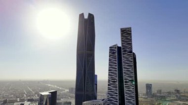 Sabaha karşı KAFD 'ın insansız hava aracı görüntüsü. Suudi Arabistan Riyad. İnsansız hava aracı Riyad Kralı Abdullah Finans Bölgesi KAFD 'nin yumuşak bir sabah sisi içinde büyüleyici bir görüntüsünü yakaladı. Sabah erkenden yağmur yağar