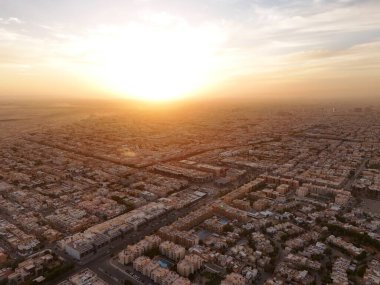 Bu İHA atışı, Suudi Arabistan, Riyad 'ı gün ışığında ortaya çıkarıyor. Gün doğumu. Krallık Kulesi, şehir planlamasının bir kanıtı olarak, şehir boyunca uzanan yolların kesiştiği yer. Manzara