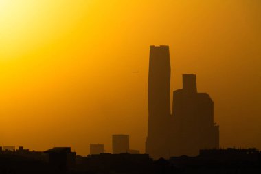 Suudi Arabistan Riyad 'daki KAFD manzarası. Riyad Kralı Abdullah Financial District KAFD 'ın büyüleyici görüntüsü yumuşak bir sabah sisi ile örtüldü. Sabahın ilk ışıklarıyla siste