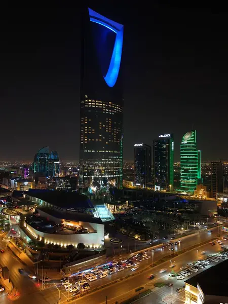 Bu insansız hava aracı Riyad, Suudi Arabistan 'ın dinamik özünü yakalar ve ikonik Krallık Kulesi' ni kullanır. Şehir yerin altında evrimleştikçe kule modernliğin sembolü olarak duruyor.