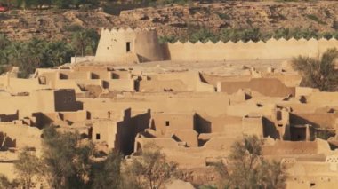 Diriye geleneksel çamur tuğlası mimarisi Riyad. Bu mimari stil Suudi Arabistan kültür mirasının önemli bir parçasıdır. Binalar, dünyevi tonları ve dokulu duvarlarıyla yansıyor.