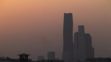 Suudi Arabistan Riyad 'daki KAFD manzarası. Gün doğumu. Riyad Kralı Abdullah Financial District KAFD 'ın büyüleyici görüntüsü yumuşak bir sabah sisi ile örtüldü. Sabah ilk ışıklarıyla