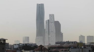 Suudi Arabistan Riyad 'daki KAFD manzarası. Riyad Kralı Abdullah Financial District KAFD 'ın büyüleyici görüntüsü yumuşak bir sabah sisi ile örtüldü. Sabahın ilk ışıklarıyla siste