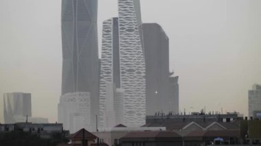 Suudi Arabistan Riyad 'daki KAFD manzarası. Riyad Kralı Abdullah Financial District KAFD 'ın büyüleyici görüntüsü yumuşak bir sabah sisi ile örtüldü. Sabahın ilk ışıklarıyla siste