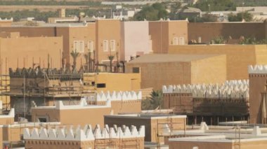 Diriye geleneksel çamur tuğlası mimarisi Riyad. Bu mimari stil Suudi Arabistan kültür mirasının önemli bir parçasıdır. Binalar, dünyevi tonları ve dokulu duvarlarıyla yansıyor.