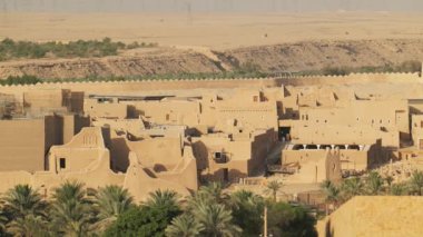 Diriye geleneksel çamur tuğlası mimarisi Riyad. Bu mimari stil Suudi Arabistan kültür mirasının önemli bir parçasıdır. Binalar, dünyevi tonları ve dokulu duvarlarıyla yansıyor.