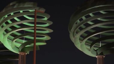 Yeşil Riyad Yolu kavşağı bir KSA simgesidir. Video, Suudi Arabistan 'ın Riyad kentindeki yeşil bir tarlanın yanında bulunan ünlü bir kavşağı gösteriyor. Bu kavşak, yoğun bir kavşak, bağlanır