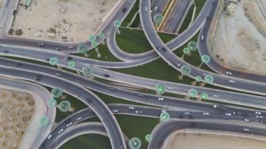 Yoğun otoyolun insansız hava aracı görüntüsü Yeşil Alan Riyad KSA. Bu video, arabaların ve kamyonların parlak güneşin altında yol boyunca koştuğu Suudi Arabistan 'ın Riyad kentindeki işlek bir otoyolu çekiyor. Otoyol...