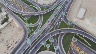Yoğun otoyolun insansız hava aracı görüntüsü Yeşil Alan Riyad KSA. Bu video, arabaların ve kamyonların parlak güneşin altında yol boyunca koştuğu Suudi Arabistan 'ın Riyad kentindeki işlek bir otoyolu çekiyor. Otoyol...