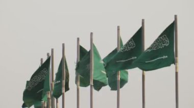 Suudi Arabistan 'da bir sürü ulusal bayrak var. Bu çarpıcı videoda, Suudi Arabistan 'ın en büyük bayrağı açıldı ve görkemli bir şekilde halka açık bir yerde dalgalanıyor. Koyu yeşil arka planı ve cüretkar