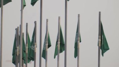 Suudi Arabistan 'da bir sürü ulusal bayrak var. Bu çarpıcı videoda, Suudi Arabistan 'ın en büyük bayrağı açıldı ve görkemli bir şekilde halka açık bir yerde dalgalanıyor. Koyu yeşil arka planı ve cüretkar