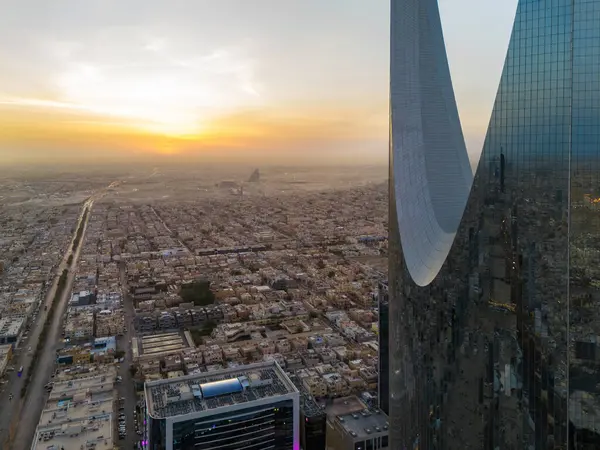 Bu İHA atışı, Suudi Arabistan, Riyad 'ı gün ışığında ortaya çıkarıyor. Gün doğumu. Krallık Kulesi, şehir planlamasının bir kanıtı olarak, şehir boyunca uzanan yolların kesiştiği yer. Manzara