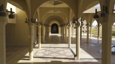 King Saud Üniversitesi insansız hava aracı görüşü. Gövdelerin arasında uçuyor. Suudi Arabistan 'ın en büyük ve en prestijli üniversitelerinden biri olan King Suud Üniversitesi KSU, modern ve etkileyici bir karışıma sahip.