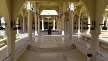 King Saud Üniversitesi insansız hava aracı görüşü. Gövdelerin arasında uçuyor. Suudi Arabistan 'ın en büyük ve en prestijli üniversitelerinden biri olan King Suud Üniversitesi KSU, modern ve etkileyici bir karışıma sahip.