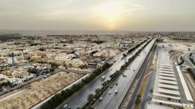 Suudi Arabistan Riyad 'daki karmaşık bir kavşağın insansız hava aracı görüntüsü. Bu video, Suudi Arabistan 'ın Riyad kentindeki yoğun bir kavşağın insansız hava aracı tarafından ele geçirilmiş çarpıcı bir hava görüntüsünü gösteriyor. Karmaşık tasarım