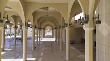King Saud Üniversitesi insansız hava aracı görüşü. Gövdelerin arasında uçuyor. Suudi Arabistan 'ın en büyük ve en prestijli üniversitelerinden biri olan King Suud Üniversitesi KSU, modern ve etkileyici bir karışıma sahip.