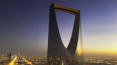 Bir İHA zarif bir şekilde Suudi Arabistan 'ın Riyad üzerinde süzülür, gün batımında görkemli Kraliyet Kulesi' ni ele geçirir. Şehir aşağıya doğru yayılıyor, mimarisinde modernliği yansıtıyor.