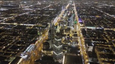 Al Faisaliah Kulesi piramit şeklinde ticari gökdelen. Riyad. İHA uçuşu. Gün batımı. İyi akşamlar. Al Faisaliah Kulesi, Suudi Arabistan 'ın Riyad şehrinin göbeğinde çarpıcı bir piramit şeklindeki gökdelendir.