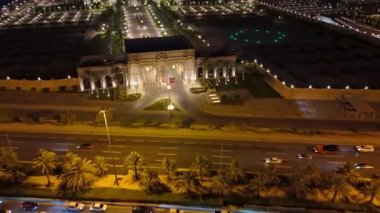 Gece Güzel Bir Saray 'ın Hava Aracı Çekimi. Video, Suudi Arabistan 'ın Riyad kentinde bulunan büyük bir bina, lüks bir otel veya sarayın muhteşem bir gece hava görüntüsünü kaydediyor. Bina...
