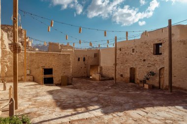 Suudi Arabistan 'daki Antik Alula Köyü Tarihi Çöl Mimarisi. Suudi Arabistan 'ın antik Alula köyünün dramatik kumtaşı kayalıklarıyla çevrili nefes kesici manzarası.