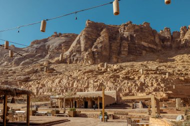 Suudi Arabistan 'daki Antik Alula Köyü Tarihi Çöl Mimarisi. Suudi Arabistan 'ın antik Alula köyünün dramatik kumtaşı kayalıklarıyla çevrili nefes kesici manzarası.