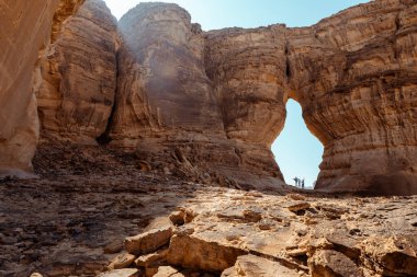 Alula 'daki Majestic Rock Kemeri, Suudi Arabistan Gizli Çöl Harikası. Suudi Arabistan, Alula 'nın göbeğinde nefes kesen doğal bir kaya kemeri, rüzgar ve rüzgar tarafından şekillendirilen dramatik kumtaşı oluşumlarını gözler önüne seriyor.