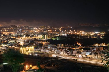 Abha City 'nin göz kamaştırıcı bir silueti var. Abha 'nın, Suudi Arabistan' ın, gece gökyüzünün altında parlayan nefes kesici hava manzarası. Şehrin canlı ışıkları dağlık araziye yayıldı.
