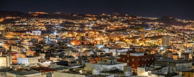 Abha City 'nin göz kamaştırıcı bir silueti var. Panorama. Abha 'nın, Suudi Arabistan' ın, gece gökyüzünün altında parlayan nefes kesici hava manzarası. Şehirler, dağlara yayılan parlak ışıklarla kaplandı.