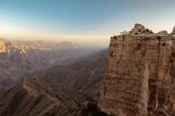 Suudi Arabistan, Abha 'nın nefes kesici dağ manzarası. Suudi Arabistan, Abha 'yı çevreleyen dağların büyüleyici panoramik görüntüsü. Yuvarlanan yeşil tepeler, dolambaçlı yollar ve sisli bulutlar