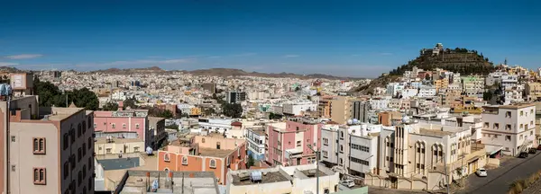 Asir Dağları 'nın Mücevheri Abha' nın panoramik görüntüsü. Suudi Arabistan 'ın Asir bölgesinin başkenti Abha' nın nefes kesici panoramik manzarası. Dağların arasına yerleşmiş olan şehir,