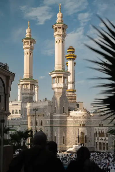 Mekke 'deki Mescidi Haram minareleri, Suudi Arabistan Kutsal İslami Mimari. Mekke, Suudi Arabistan 'daki Mescidi Haram' ın görkemli minareleri inanç, bağlılık ve İslam 'ın sembolleri olarak duruyor.