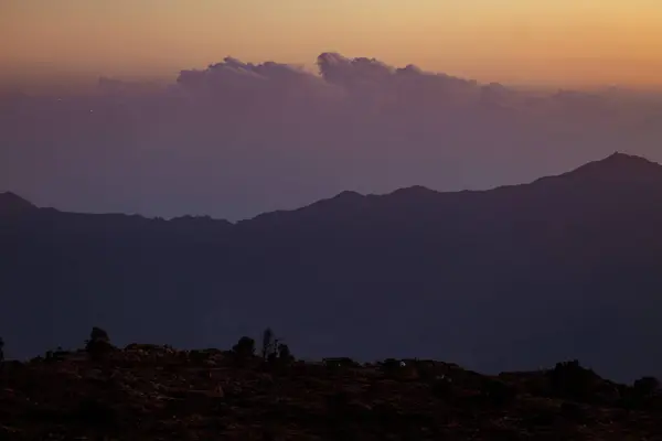 Suudi Arabistan 'daki Abha Dağları' nın Üzerinde Altın Gün Batımı. Abha, Suudi Arabistan 'ın dağlarında güneşin batışının nefes kesici bir görüntüsü. Gökyüzü koyu turuncudan yumuşak maviye dönüşür.