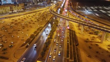 Riyad Şehir Işıkları ve Otobanları Gece Hava Görüntüsü. KAFD. Riyad, Suudi Arabistan 'ın etkileyici bir gece manzarası aydınlanmış otoyolları, modern şehir manzarası ve hareketli şehir yaşamını gözler önüne seriyor.