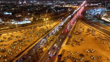 Riyad Şehir Işıkları ve Otobanları Gece Hava Görüntüsü. KAFD. Riyad, Suudi Arabistan 'ın etkileyici bir gece manzarası aydınlanmış otoyolları, modern şehir manzarası ve hareketli şehir yaşamını gözler önüne seriyor.