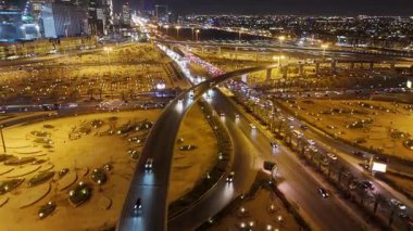 Riyad Şehir Işıkları ve Otobanları Gece Hava Görüntüsü. KAFD. Riyad, Suudi Arabistan 'ın etkileyici bir gece manzarası aydınlanmış otoyolları, modern şehir manzarası ve hareketli şehir yaşamını gözler önüne seriyor.