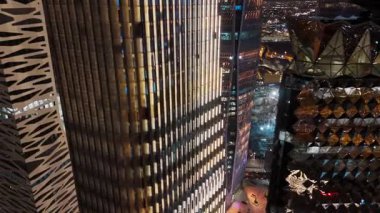 Riyad Cityscape at Night A sersemletici - Suudi Arabistan 'ın havadan görünüşü. KAFD. Riyad, Suudi Arabistan 'ın nefes kesen gece manzarası aydınlatmalı modern gökyüzünü gözler önüne seriyor.