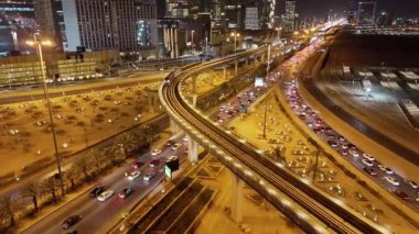 Riyad Şehir Işıkları ve Otobanları Gece Hava Görüntüsü. KAFD. Riyad, Suudi Arabistan 'ın etkileyici bir gece manzarası aydınlanmış otoyolları, modern şehir manzarası ve hareketli şehir yaşamını gözler önüne seriyor.