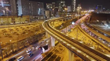 Riyad Şehir Işıkları ve Otobanları Gece Hava Görüntüsü. KAFD. Riyad, Suudi Arabistan 'ın etkileyici bir gece manzarası aydınlanmış otoyolları, modern şehir manzarası ve hareketli şehir yaşamını gözler önüne seriyor.