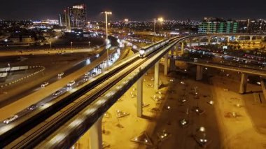 Riyad Şehir Işıkları ve Otobanları Gece Hava Görüntüsü. KAFD. Riyad, Suudi Arabistan 'ın etkileyici bir gece manzarası aydınlanmış otoyolları, modern şehir manzarası ve hareketli şehir yaşamını gözler önüne seriyor.