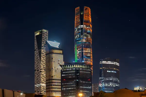 Riyad Cityscape at Night A sersemletici - Suudi Arabistan 'ın havadan görünüşü. KAFD. Riyad, Suudi Arabistan 'ın nefes kesen gece manzarası aydınlatmalı modern gökyüzünü gözler önüne seriyor.