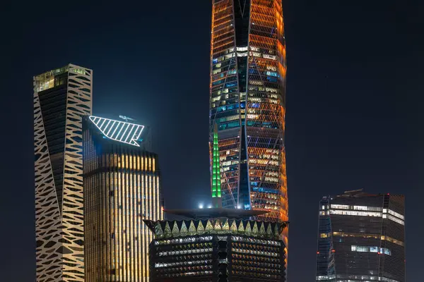 Riyad Cityscape at Night A sersemletici - Suudi Arabistan 'ın havadan görünüşü. KAFD. Riyad, Suudi Arabistan 'ın nefes kesen gece manzarası aydınlatmalı modern gökyüzünü gözler önüne seriyor.