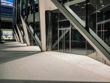 KAFD 'de modern mimari deha. İyi geceler. Suudi Arabistan 'ın Riyad kentindeki Kral Abdullah Finans Bölgesi KAFD' nin çarpıcı görüntüsü, fütüristik cam cephelerini ve yenilikçi tasarımı gözler önüne seriyor.