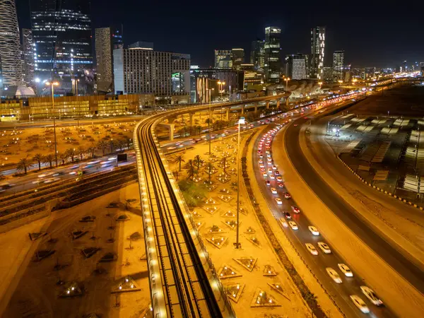 Riyad Şehir Işıkları ve Otobanları Gece Hava Görüntüsü. KAFD. Riyad, Suudi Arabistan 'ın etkileyici bir gece manzarası aydınlanmış otoyolları, modern şehir manzarası ve hareketli şehir yaşamını gözler önüne seriyor.