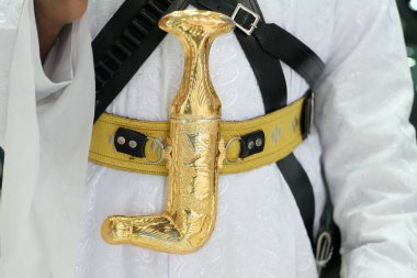 Geleneksel Suudi Arabistan Jambiya - Miras Sembolü. Güzelce hazırlanmış altın bir Jambiya 'nın yakın çekimi, Suudi Arabistan' daki erkekler tarafından takılan geleneksel bir hançer miras, gurur ve