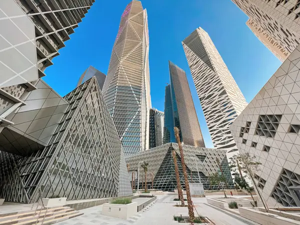Kral Abdullah Finans Bölgesi 'nde modern Geometrik Mimari. Kral Abdullah Financial District KAFD, Riyad, Suudi Arabistan 'ın kalbinde çarpıcı bir geometrik mimari tasarım. Şey...