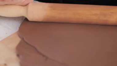 Suudi Arabistan 'da geleneksel çömlek yapımı. Video kaydı. Yetenekli bir zanaatkar el yapımı çömlek yapıp Suudi Arabistan 'ın zengin kültürel mirasını koruyor. Bu geleneksel zanaat