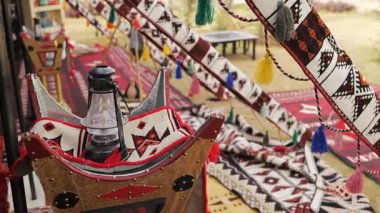 Geleneksel tütsü yakan Bedevi Çadırı. Video kaydı. Güzel dekore edilmiş geleneksel bir Bedevi çadırı. Canlı dokuma kumaşları, el yapımı halılar ve süslü tütsü yakıcısı var. Karmaşık.